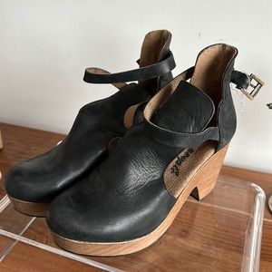 FREE PEOPLE NEVER WORN CLOGS